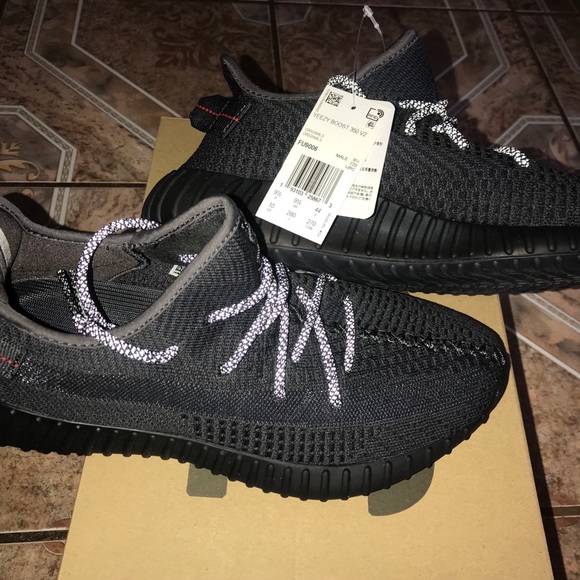 Yeezy Other - YEEZYBOOST 350 v2